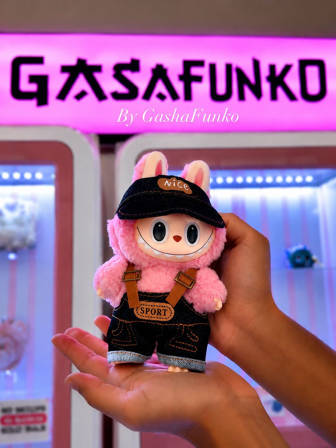 Muñeco coleccionable GASHAFUNKO sostenido en la mano